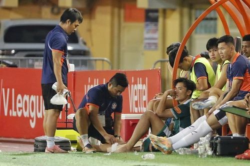 Chấn thương nặng hơn dự đoán, thủ môn Bùi Tiến Dũng nghỉ hết mùa giải