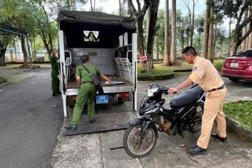 Tạm giữ hình sự 2 đối tượng có hành vi trộm cắp xe máy