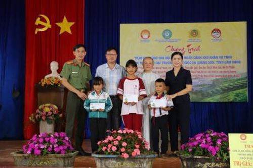 Công an tỉnh Lâm Đồng tặng quà cho các em học sinh và phụ huynh tại xã Quảng Sơn