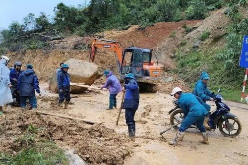 Thông tuyến một phần đường lên cửa khẩu Tây Giang sau nhiều giờ tê liệt