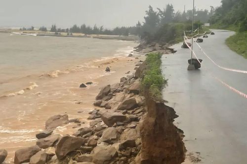 Sạt lở, xâm thực nghiêm trọng bờ biển ở TP Huế