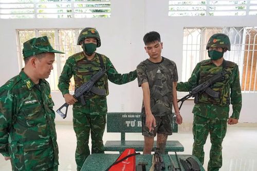 Bắt đối tượng mang súng AK khi làm thủ tục xuất cảnh sang Campuchia