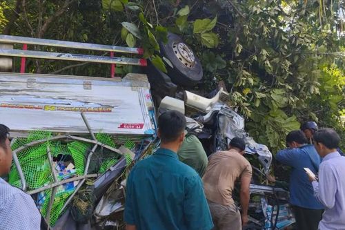 Quảng Ngãi: Xe tải mất lái tông bên đường, 4 người thương vong