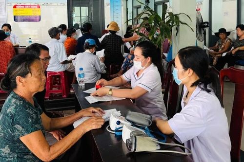 Hơn 300 người cao tuổi được khám sàng lọc bệnh không lây nhiễm