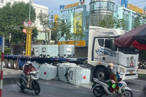 Xe đầu kéo làm rơi nhiều thùng chất lỏng bốc mùi, gây cay mắt