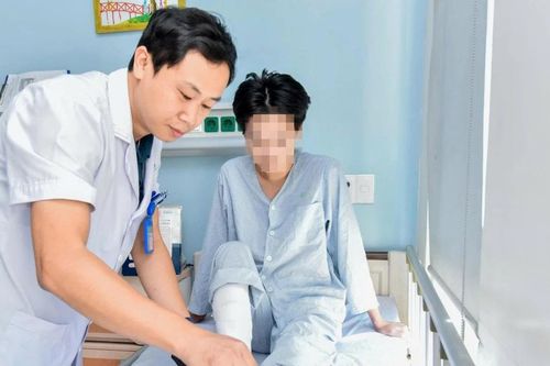 Dùng kỹ thuật vi phẫu điều trị khuyết hổng xương chày 8cm cho nam thanh niên