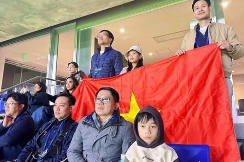 Cộng đồng người Việt tại Kansai nhiệt tình cổ vũ cho đội bóng quê nhà