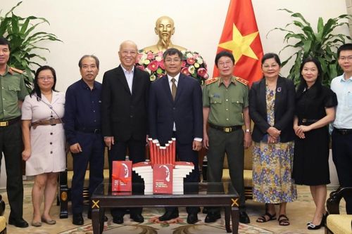 Nhà văn Trình Quang Phú tặng sách viết về Bác Hồ cho Bộ Ngoại giao