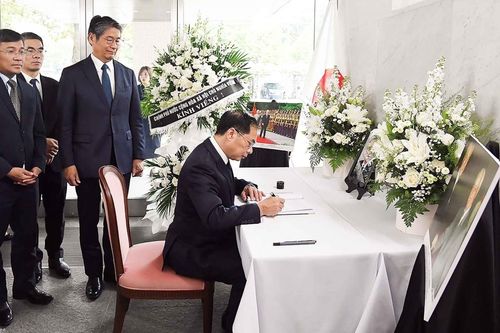 Phó Thủ tướng Bùi Thanh Sơn viếng nguyên Thủ tướng Nhật Bản Murayama Tomiichi
