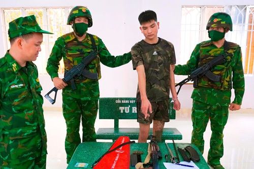 Bắt giữ đối tượng mang theo vũ khí quân dụng xuất cảnh sang Campuchia