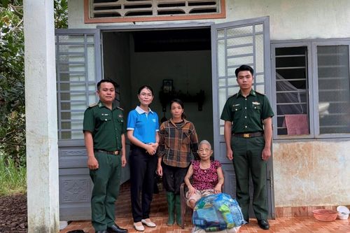 Tặng quà các gia đình có hoàn cảnh khó khăn trên địa bàn xã Hưng Phước