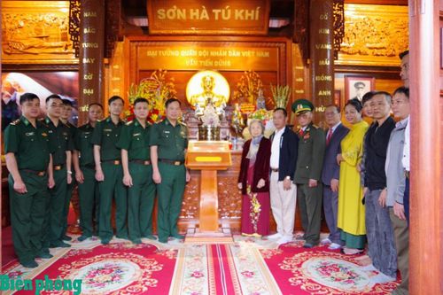 Trao cờ Tổ quốc từ Cột cờ Lũng Cú tặng Nhà lưu niệm Đại tướng Văn Tiến Dũng