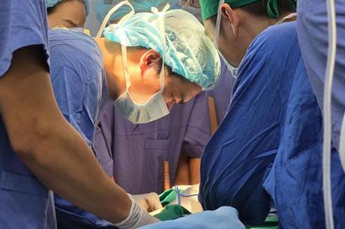 Nghẹt thở ca phẫu thuật xuyên đêm gỡ thanh sắt đâm xuyên mặt nam sinh