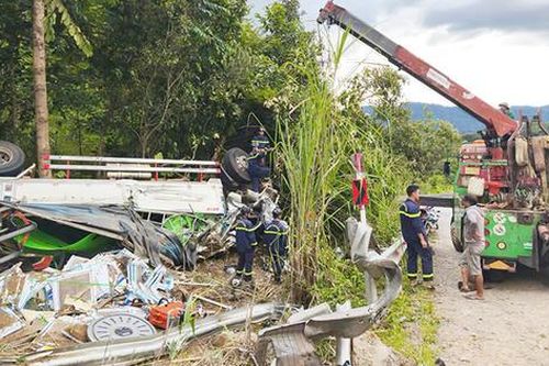 Xe tải mất lái tông dải phân cách trên Quốc lộ, 2 người chết, 2 người bị thương