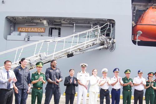 Tàu HMNZS AOTEAROA của Hải quân New Zealand thăm xã giao TP Hồ Chí Minh