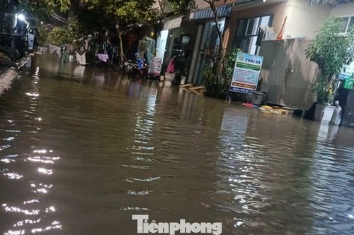 Nước 'bủa vây' khu dân cư Đà Nẵng trong đêm