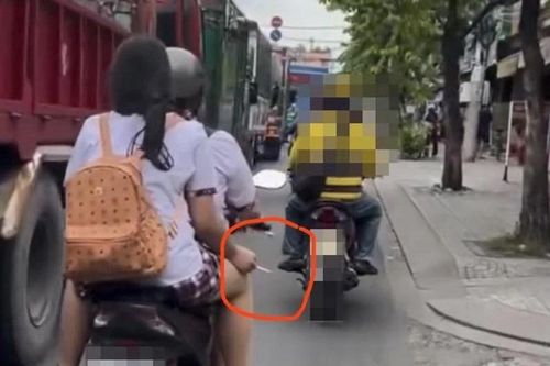 CSGT TPHCM xác minh clip nữ sinh đầu trần, phì phèo thuốc lá trên xe máy