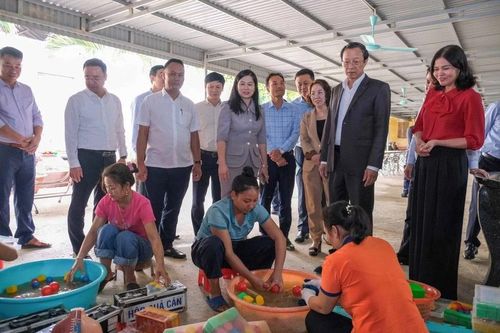 Bộ Giáo dục và Đào tạo tặng hơn 4,3 tỷ đồng cho học sinh, nhân dân vùng lũ Lạng Sơn