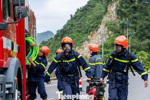 Diễn tập chữa cháy cứu nạn trong hầm đường bộ xuyên núi ở Quảng Ninh