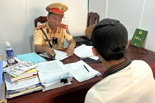 Cảnh sát triệu tập người lái xe máy lạng lách, đánh võng trước đầu ô tô