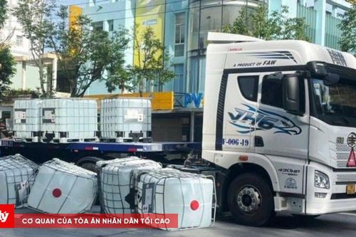Nghi hóa chất nguy hiểm rơi xuống đường do xe không ràng buộc chắc chắn