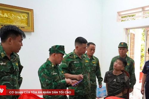 Mang súng AK, đạn khi làm thủ tục xuất cảnh qua Campuchia