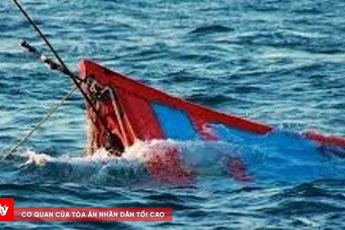 Tàu cá Quảng Ngãi bị phá nước trên biển khi tìm nơi trú bão