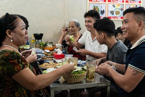 Vợ chồng 31 năm bán bánh xèo Quảng Ngãi giữa lòng Hà Nội, vẫn giữ được hồn quê
