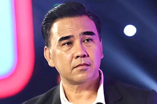 MC Quyền Linh phản ứng khi bị chê 1 màu, dẫn chương trình lặp lại
