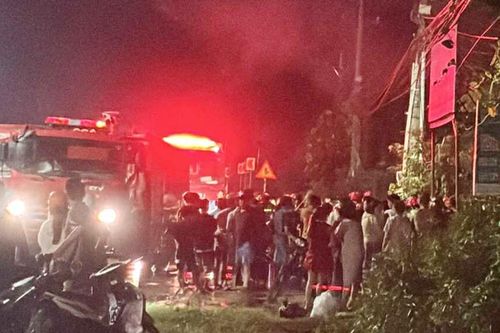 Tiệm tạp hóa cháy ngùn ngụt trong đêm, người đàn ông không kịp thoát thân