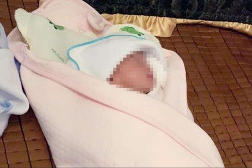 Bé gái sơ sinh bị bỏ rơi trước cổng nhà của gia đình hiếm muộn