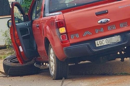 Xe Ford Ranger rụng bánh sau cú tông trực diện ô tô con ngược chiều trên quốc lộ