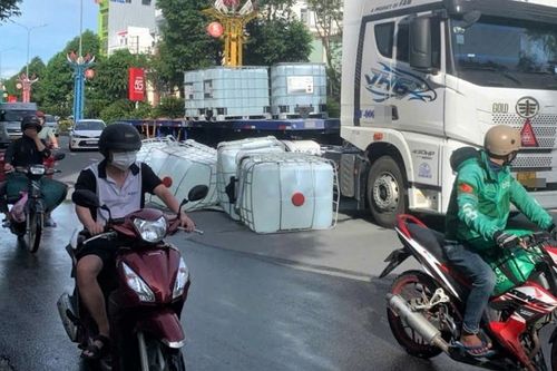 4 thùng nghi chứa axit bất ngờ rơi giữa phố khiến người dân nhức đầu, buồn nôn