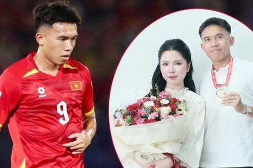 Chuyện tình năm 17 tuổi của 'cô chủ tiệm vàng' và tiền vệ tuyển Việt Nam
