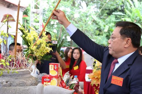 Thứ trưởng Bộ Dân tộc và Tôn giáo Nguyễn Hải Trung dâng hương tưởng niệm danh nhân Đỗ Khắc Chung