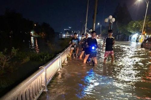 Triều cường bất ngờ khiến nhiều tuyến đường, nhà dân ở TPHCM ngập sâu
