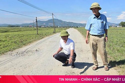 Đường liên thôn xuống cấp, người dân mỏi mòn chờ sửa