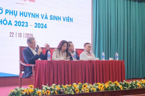 Sinh viên và phụ huynh bày tỏ lo lắng trước việc dừng chương trình Y Việt – Đức