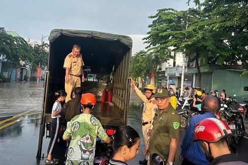 TP Hồ Chí Minh: CSGT điều xe ô tô giúp người dân qua điểm ngập cầu Quan an toàn