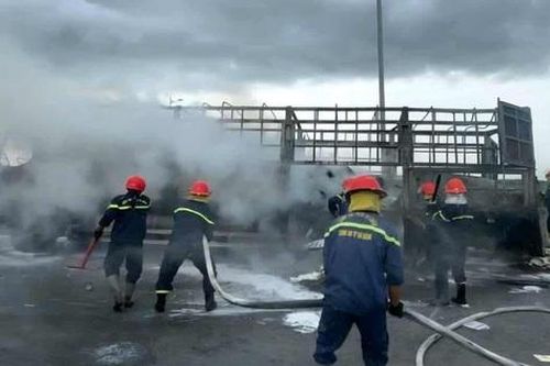 Xe tải bốc cháy dữ dội trên cao tốc, tài xế may mắn thoát nạn