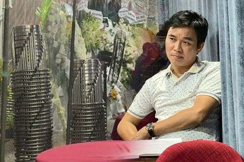 Trời đổ mưa lớn, cảnh tượng tại tang lễ nam nghệ sĩ Việt qua đời ở tuổi 54 gây nghẹn ngào