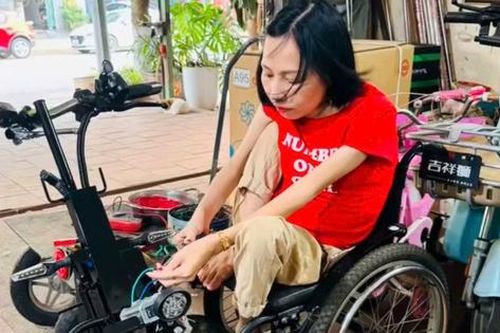 Cô gái 25kg làm nên 'đôi chân thứ hai' cho người khuyết tật