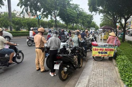 TP.HCM tăng cường xử lý tình trạng lấn chiếm vỉa hè, lòng đường