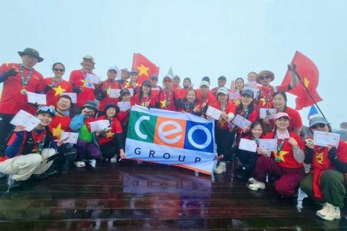 Chinh phục Fansipan: Khi văn hóa 'One team' hóa thành sức mạnh