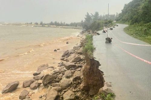 Thành phố Huế: Đường ven biển bị sạt lở nghiêm trọng sau bão 12