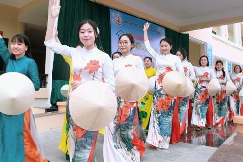 Trình diễn áo dài, tôn vinh nữ cán bộ, chiến sĩ Hải quân