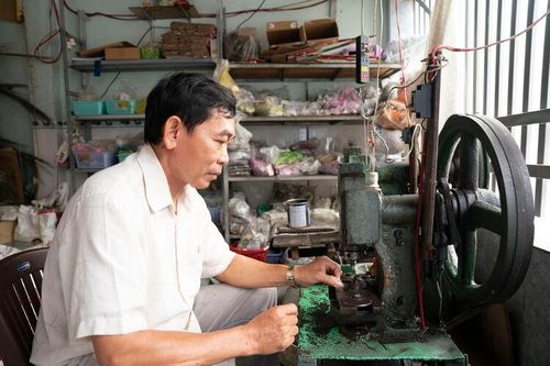 Làng nghề sống nhờ lũ