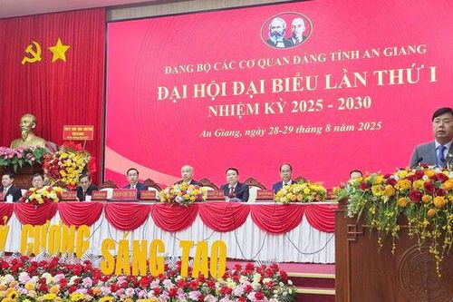Chú trọng xây dựng Đảng vững về tư tưởng