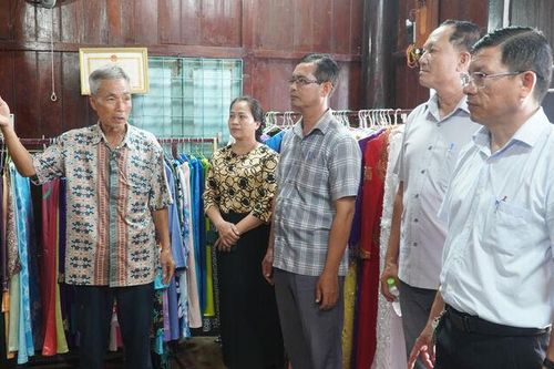 Gần nửa thế kỷ dệt nên sắc màu thổ cẩm