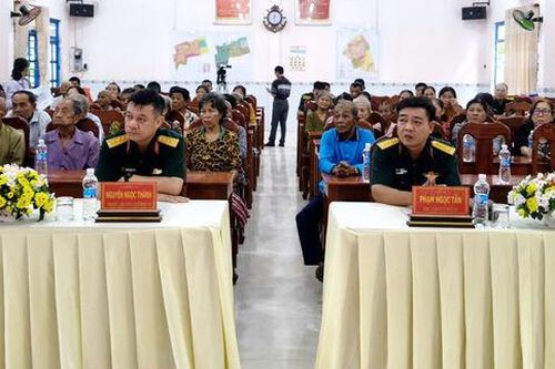 Lữ đoàn Tăng thiết giáp 416 tuyên truyền pháp luật vùng đồng bào dân tộc thiểu số